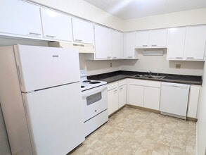 Okemos Village Apartments in Okemos, MI - Foto de edificio - Building Photo