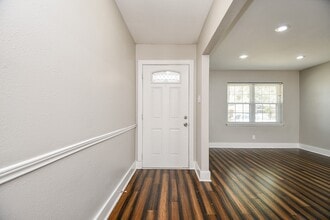 5715 Ettrick Dr in Houston, TX - Building Photo - Building Photo