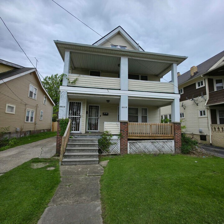 1394 Larchmont Rd in Cleveland, OH - Building Photo