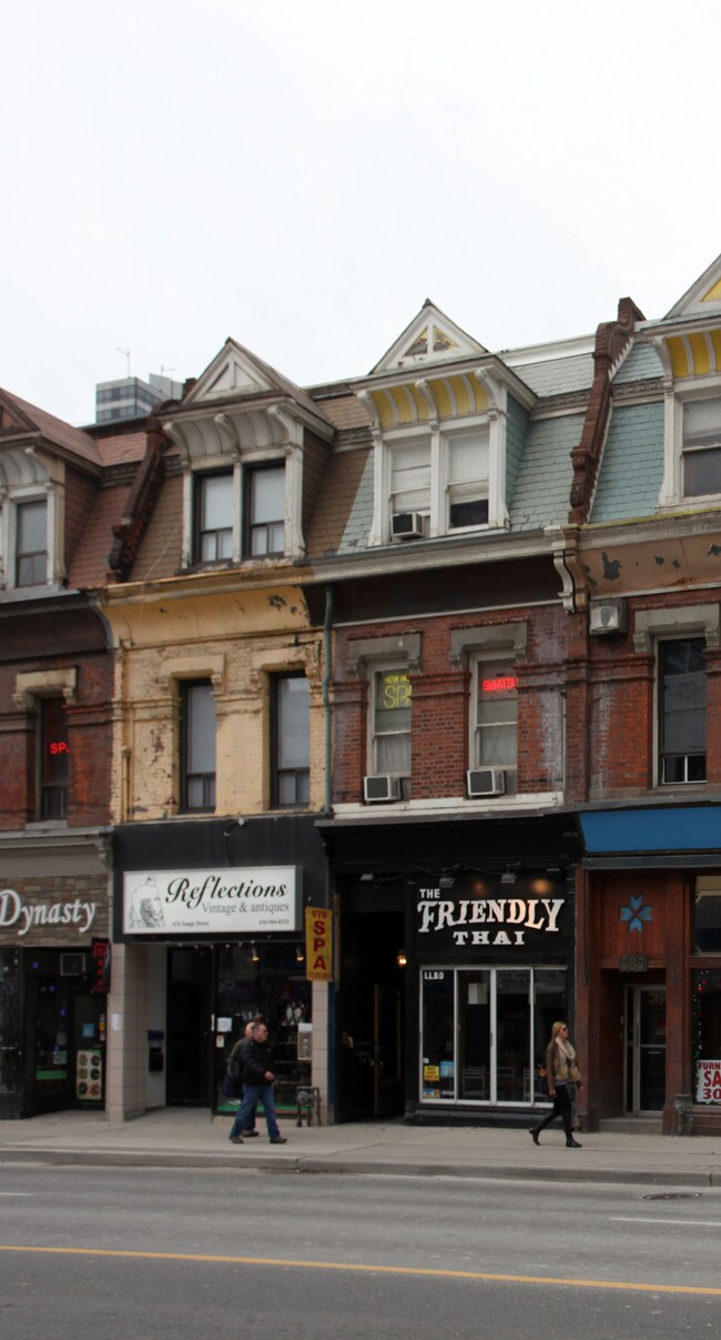 676-678 Yonge St in Toronto, ON - Building Photo - Building Photo