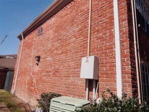 9201 Clarewood Dr in Houston, TX - Foto de edificio - Building Photo