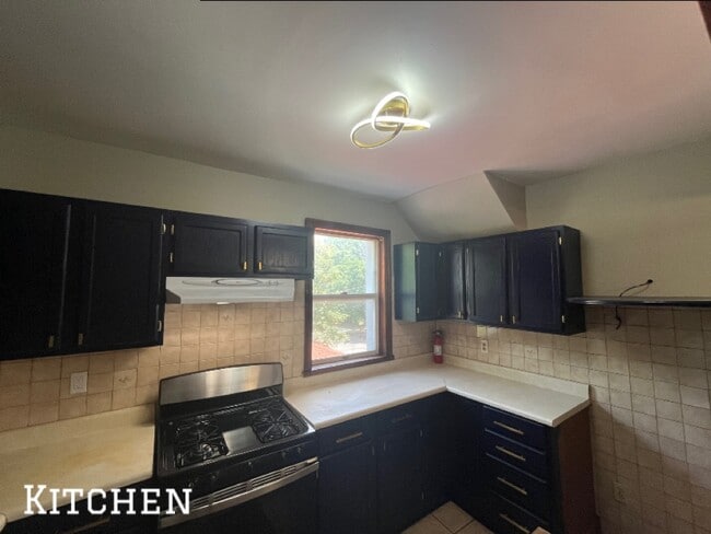 71 Mount Vernon St, Unit 2nd floor in New Bedford, MA - Building Photo - Building Photo