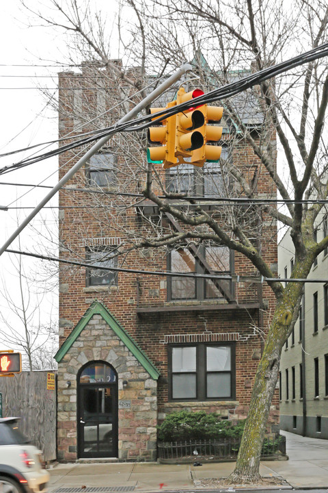 6255 Forest Ave in Ridgewood, NY - Building Photo