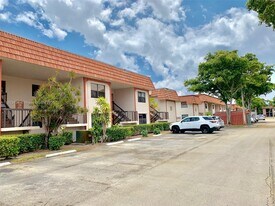 905 NE 209th St in Miami, FL - Building Photo