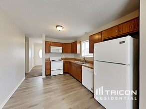3324 Oak Tree Dr S in Indianapolis, IN - Foto de edificio - Building Photo