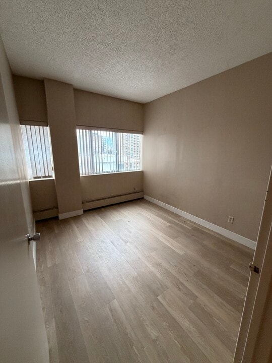 330 on 25th in Calgary, AB - Building Photo