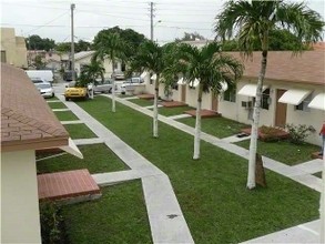 1735 SW 8th St in Miami, FL - Building Photo - Building Photo