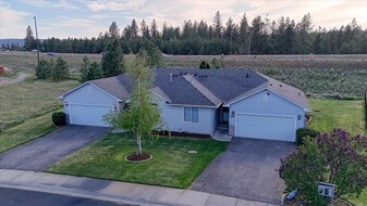 16807-16805 N Mayfair Dr in Colbert, WA - Building Photo