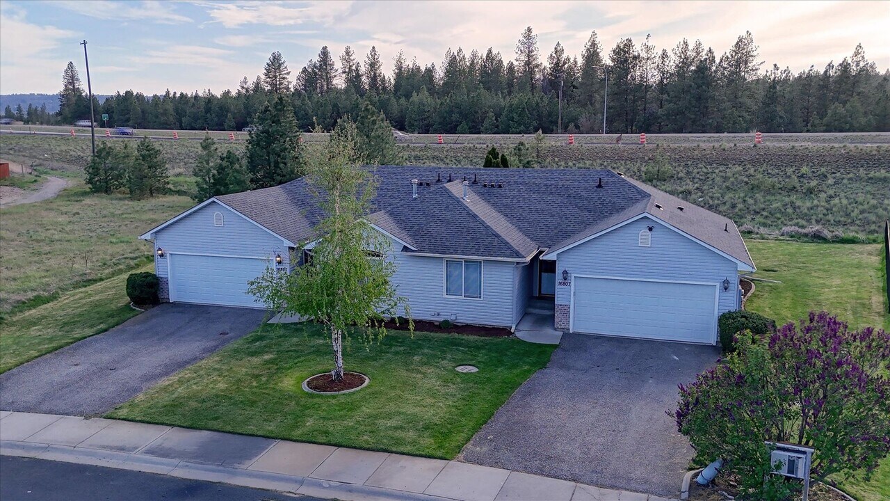 16807-16805 N Mayfair Dr in Colbert, WA - Building Photo