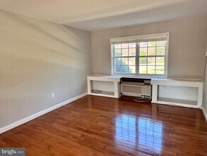 1706 W Abingdon Dr in Alexandria, VA - Building Photo - Building Photo