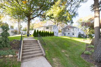 Trousdell Village in Glen Cove, NY - Foto de edificio - Building Photo