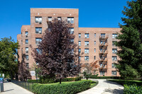 9841 Queens Blvd in Rego Park, NY - Foto de edificio - Building Photo