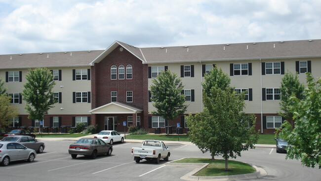 Parkway Pointe Senior Apartments in Kansas City, KS - Foto de edificio - Building Photo