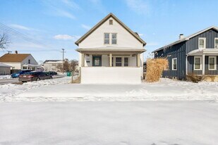 302 E Grove St in Mishawaka, IN - Building Photo