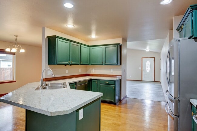 1000 NW Longview Dr in Oak Harbor, WA - Building Photo - Building Photo