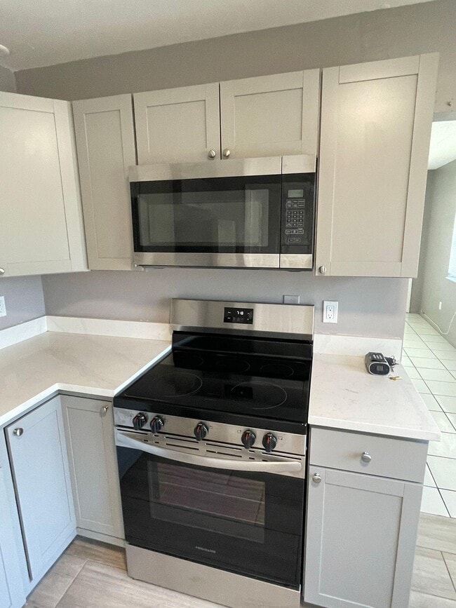 2243 McKinley St in Hollywood, FL - Building Photo - Building Photo