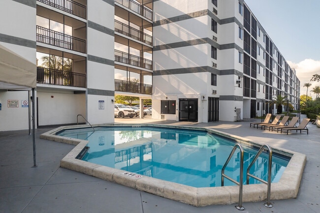 Grand Court Lakes in North Miami, FL - Foto de edificio - Building Photo