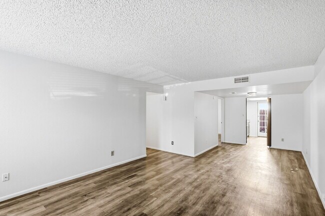 property at 1927 E Hampton Ave