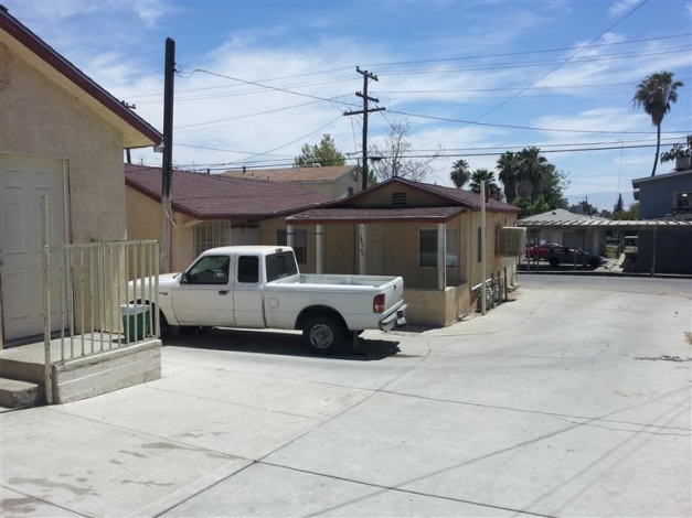 1891 Flower St in Bakersfield, CA - Foto de edificio - Building Photo