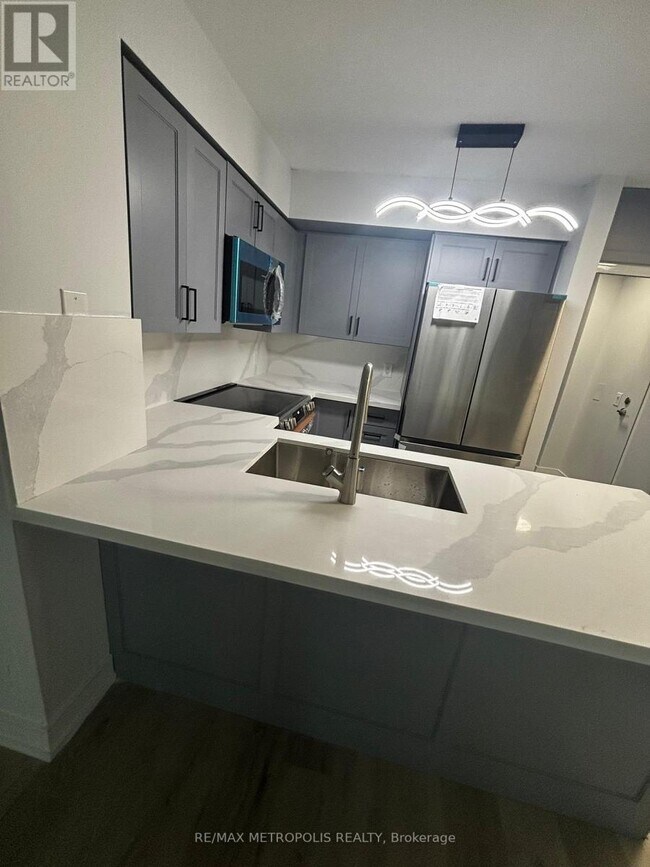 30 Grand Trunk Crescent in Toronto, ON - Building Photo - Building Photo