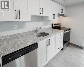 595 Strasburg Rd in Kitchener, ON - Building Photo - Building Photo