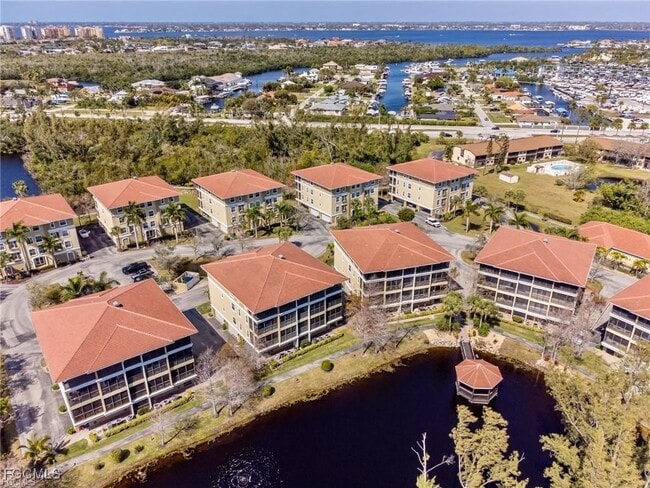 10060 Lake Cove Dr in Ft. Myers, FL - Building Photo - Building Photo