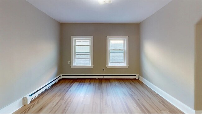50-56 Burnett St, Unit 3 in Boston, MA - Foto de edificio - Building Photo