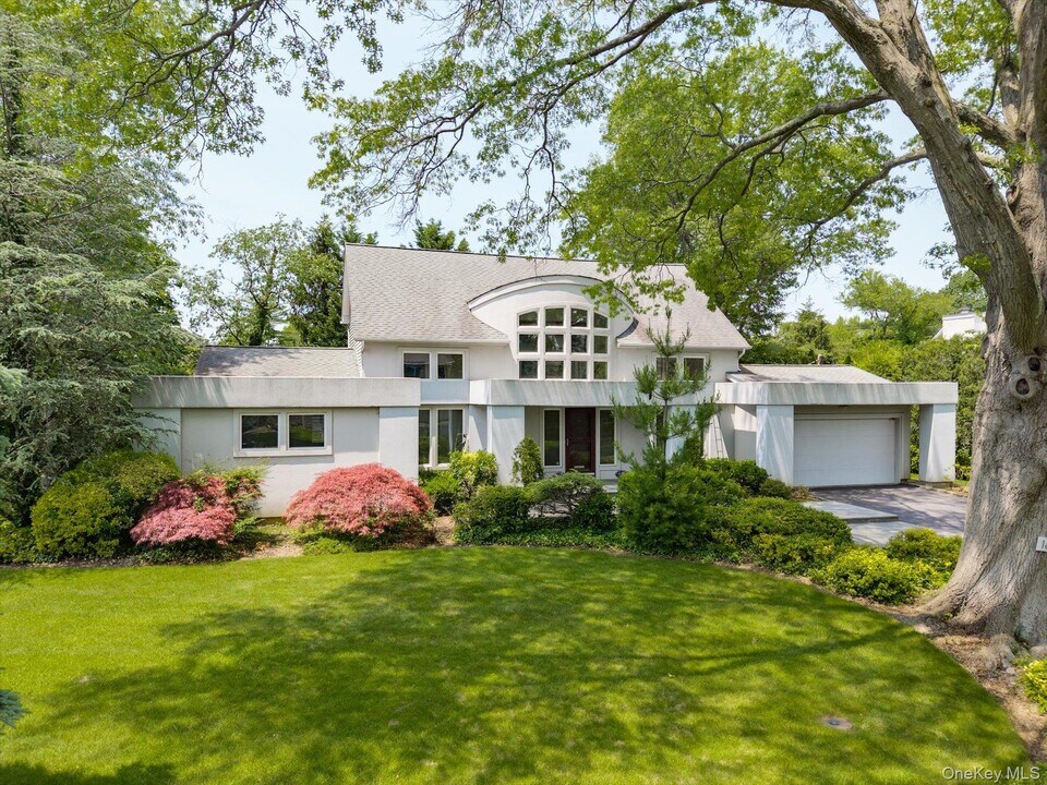 16 Polo Field Ln in Lake Success, NY - Building Photo