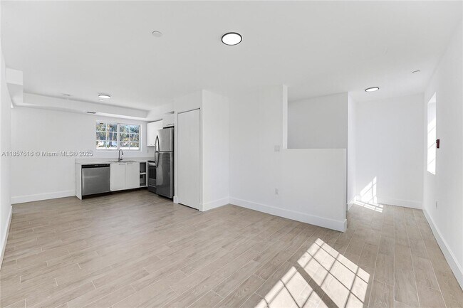 1519 Pennsylvania Ave-Unit -7 in Miami Beach, FL - Building Photo - Building Photo