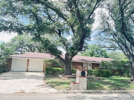 425 Zephyr Dr in Windcrest, TX - Building Photo