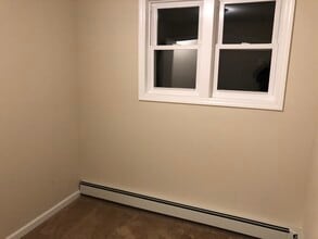 17 Dorchester Rd, Unit Room 1 in Ronkonkoma, NY - Foto de edificio - Building Photo