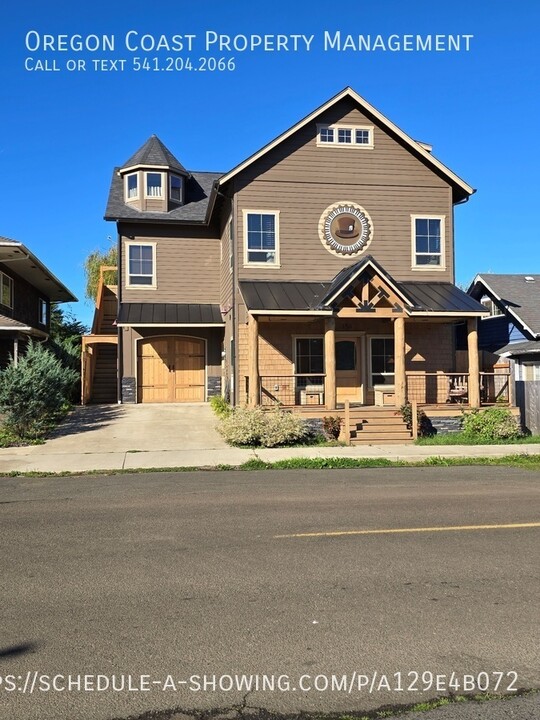 350 NW Alder St in Waldport, OR - Building Photo