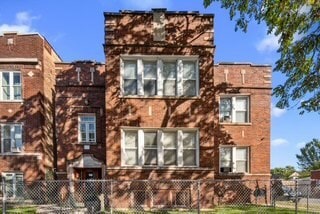 610 E 74th St in Chicago, IL - Building Photo