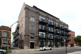 2735 W Armitage Ave in Chicago, IL - Building Photo - Building Photo