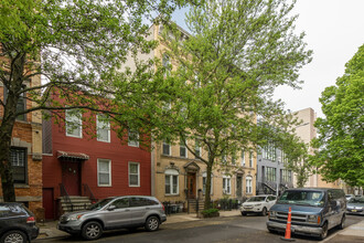 43 Diamond St in Brooklyn, NY - Foto de edificio - Building Photo