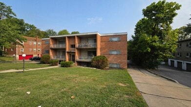 5910 Belmont Ave in Cincinnati, OH - Building Photo - Interior Photo