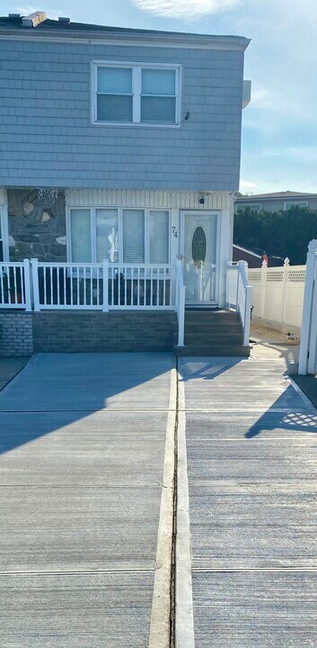 74 Mulberry Cir, Unit 91 in Staten Island, NY - Building Photo