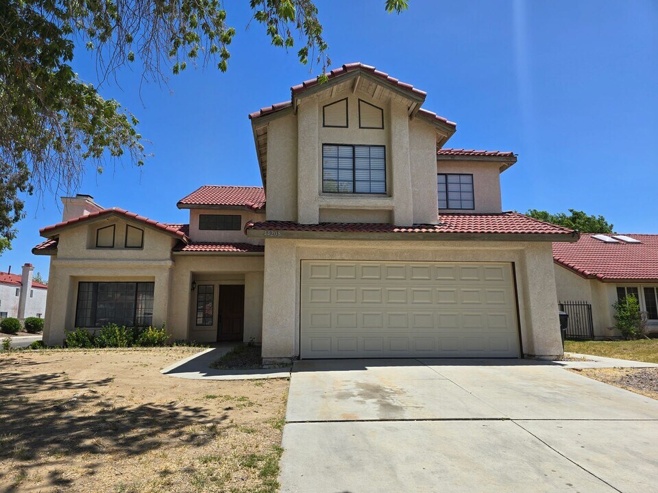 44208 Halcom Ave in Lancaster, CA - Building Photo