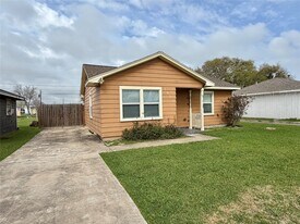 1932 N Avenue H in Freeport, TX - Building Photo