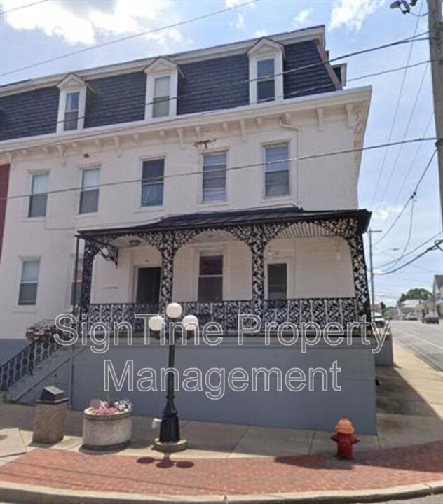 1 W Water St in Smithsburg, MD - Building Photo