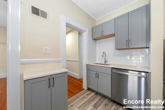 63 Fairbanks St, Unit 46-2 in Boston, MA - Building Photo - Building Photo