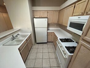 5415 W Harmon Ave in Las Vegas, NV - Foto de edificio - Building Photo