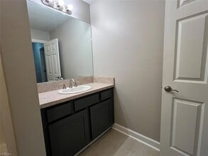 1016 Thoroughgood Wy, Unit 100 in Chesapeake, VA - Foto de edificio - Building Photo