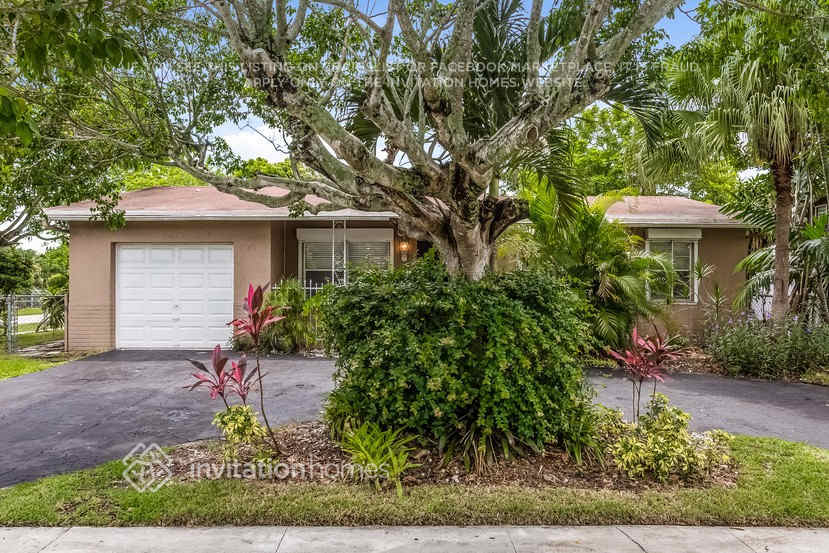 307 SW 77th Terrace in North Lauderdale, FL - Building Photo