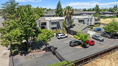 Hurley North Apartments in Sacramento, CA - Foto de edificio - Primary Photo