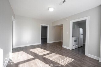 5045 E 10th St in Indianapolis, IN - Foto de edificio - Building Photo