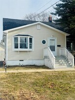 71 Community Rd in Bay Shore, NY - Building Photo