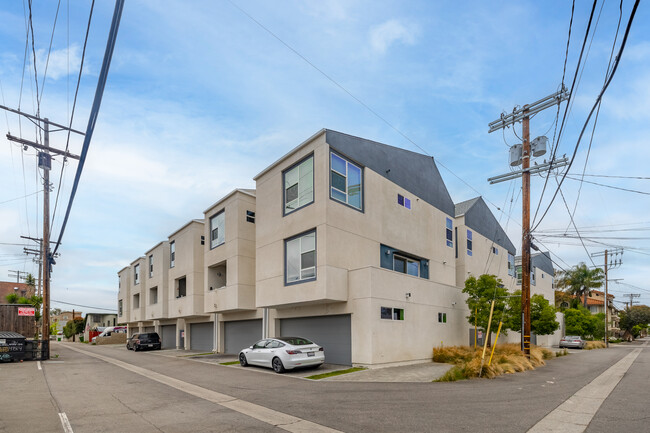 Blu in North Hollywood, CA - Foto de edificio - Building Photo