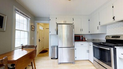 7 Warren St, Unit Winthrop Room in Hallowell, ME - Building Photo - Building Photo