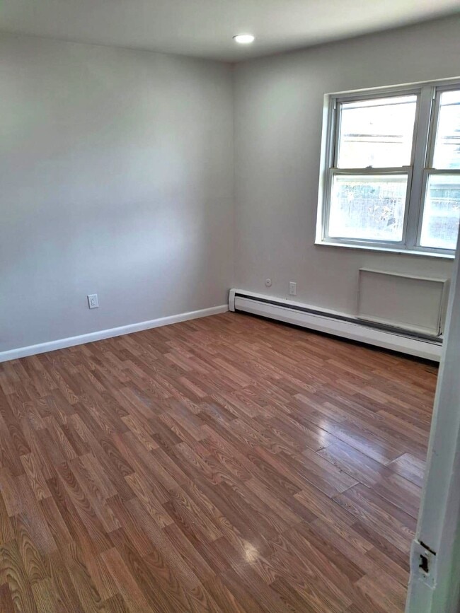 202 12th St, Unit 9 in Palisades Park, NJ - Foto de edificio - Building Photo